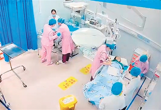 產(chǎn)婦被緊急送入搶救室，破水3分鐘后寶寶平安誕生。