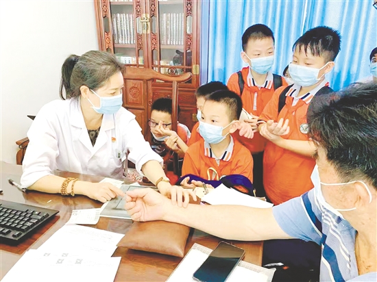 “五邑小郎中”學習中醫(yī)把脈。