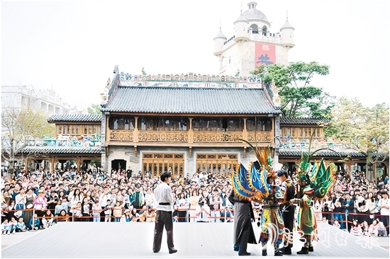 赤坎華僑古鎮(zhèn)日超50場(chǎng)精彩演出讓游客樂(lè)不思蜀。