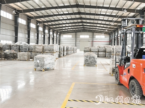 橋新村主動聯(lián)合其他村，投入約210萬元合作建設(shè)2000平方米現(xiàn)代化標(biāo)準(zhǔn)廠房。