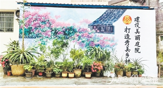 大崗村“美麗庭院”主題墻繪為村莊增色不少。