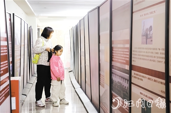 展覽吸引了不少市民和游客前來(lái)參觀。