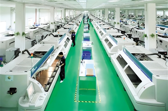 隨著專精特新企業(yè)矩陣持續(xù)擴(kuò)容，它們將成為推動開平經(jīng)濟(jì)高質(zhì)量發(fā)展的核心引擎。開平依利安達(dá)電子有限公司是此次上榜名單的企業(yè)之一。圖為企業(yè)生產(chǎn)車間。