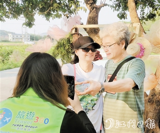 港澳游客來到臺山鄉(xiāng)村旅游，并合影留念。