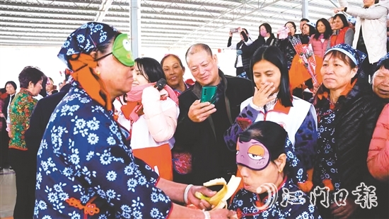 在“蒙眼吃香蕉”環(huán)節(jié)，隊友們在一旁耐心指揮，蒙眼選手努力找準香蕉的位置。