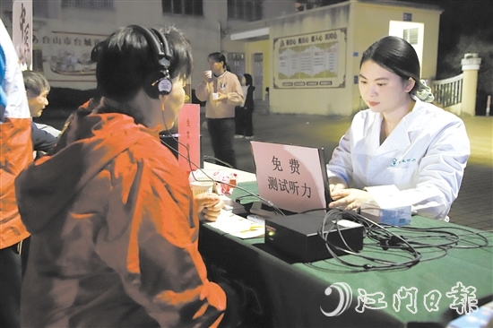 活動免費(fèi)為群眾提供量血壓、測血糖、中醫(yī)診療保健、口腔檢查、聽力檢測等多項(xiàng)服務(wù)。