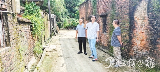 李科華（中間白衣者）在基層走訪調(diào)研，奔走在矛盾糾紛化解的“最前線”。