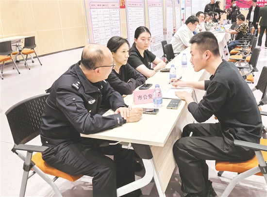 政策咨詢臺前，工作人員詳細(xì)解讀退役軍人就業(yè)補貼、創(chuàng)業(yè)扶持等政策。