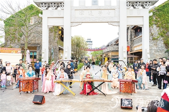 江門古勞水鄉(xiāng)旅游區(qū)民樂演出以“移步換景”的形式融入水鄉(xiāng)。