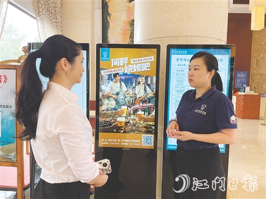 黃康怡（右）與酒店工作人員溝通中。