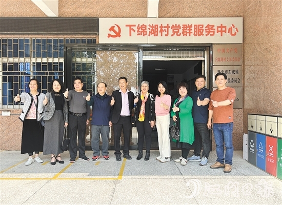 唐仲喜（右五）和兒子（右六）回到丈夫的家鄉(xiāng)東成鎮(zhèn)祭祖、探親。