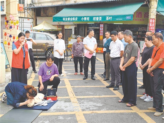 裝機(jī)儀式現(xiàn)場(chǎng)舉辦了救護(hù)培訓(xùn)班，幫助群眾熟練掌握心肺復(fù)蘇和AED使用等救護(hù)技能。