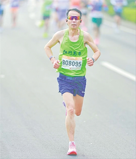 朱先生熱愛跑步。