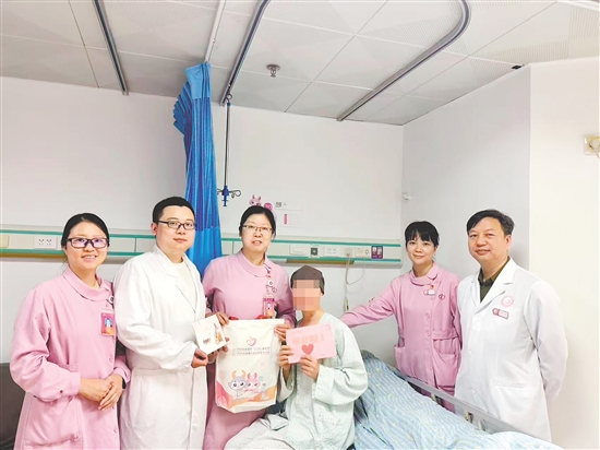 結束了最后一次化療，李女士收到了粉紅色的“抗癌畢業(yè)證書”。