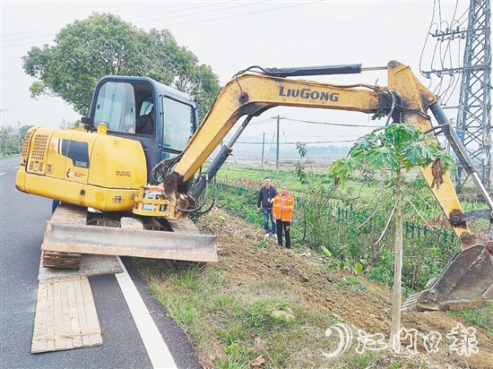 路政執(zhí)法人員安全有序地開展清理工作，恢復(fù)路肩原狀。