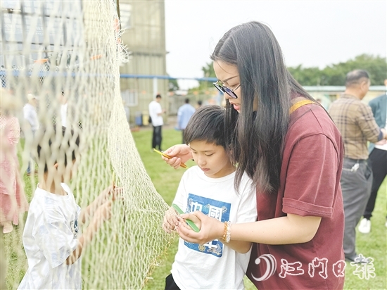 現(xiàn)場，不少小朋友參與其中，現(xiàn)場充滿歡聲笑語。