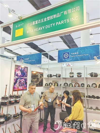 臺山參展企業(yè)依然堅定外貿(mào)信心，以飽滿的精神狀態(tài)在廣交會拓市場、抓訂單。