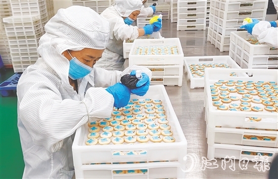 工人在餅干上裝裱卡通圖案。