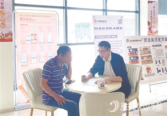 在調(diào)解過(guò)程中，江磊泉（右）為群眾普法。