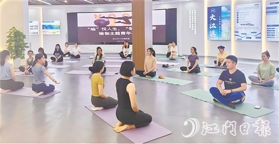 學(xué)員們進(jìn)行靜坐冥想與呼吸調(diào)整，進(jìn)入放松狀態(tài)。