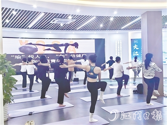 學(xué)員們跟隨導(dǎo)師練習(xí)，在體式轉(zhuǎn)換中體會力量與柔韌的平衡。