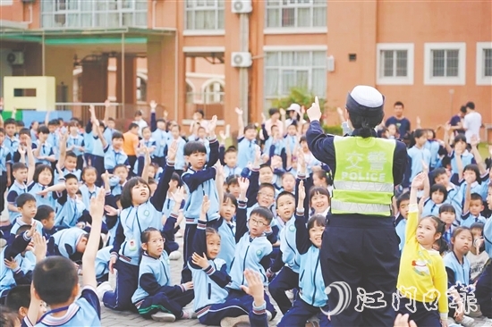 學(xué)生們踴躍參與互動問答。