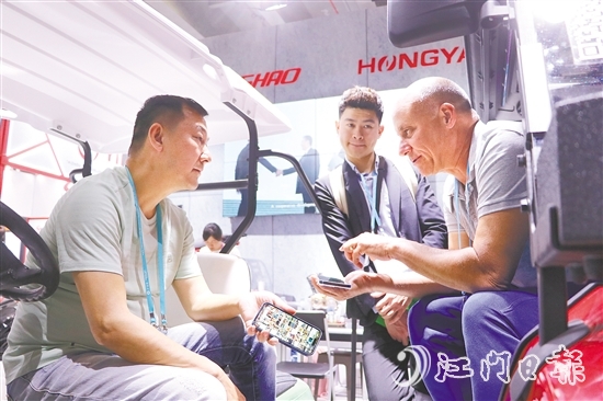 在江門鴻雅科技有限公司展位現(xiàn)場，來自美國邁阿密的客商正積極與企業(yè)商討合作方式。劉淑君