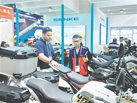 展會(huì)現(xiàn)場(chǎng)，鶴山企業(yè)生產(chǎn)的摩托車吸引海外采購商駐足。