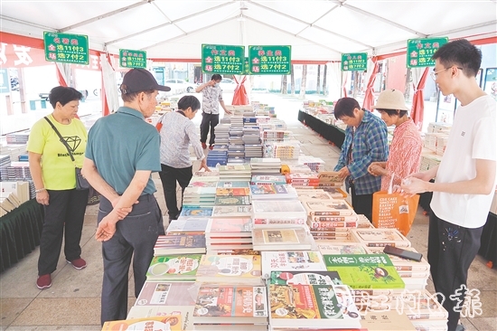 市民在購書區(qū)挑選圖書。
