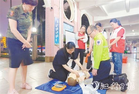 市民現(xiàn)場學(xué)習(xí)應(yīng)急救護(hù)知識。