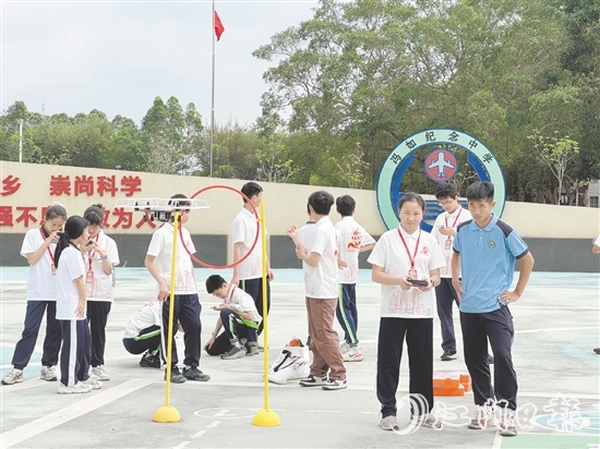 學(xué)生們體驗操控?zé)o人機的樂趣。