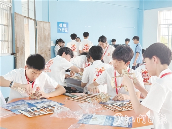 學(xué)生們拼裝“馮如一號”模型。