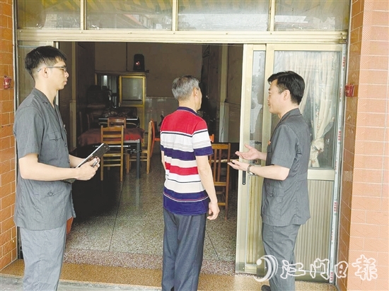 法官到李大爺家回訪，發(fā)現(xiàn)損壞的房屋已經(jīng)基本修復(fù)。