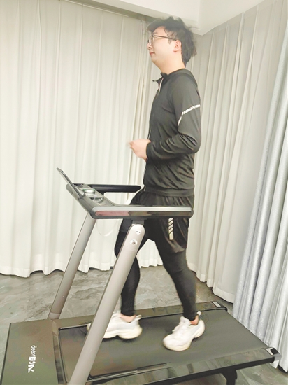 小張為減重制定了詳細(xì)的運(yùn)動(dòng)和飲食計(jì)劃。