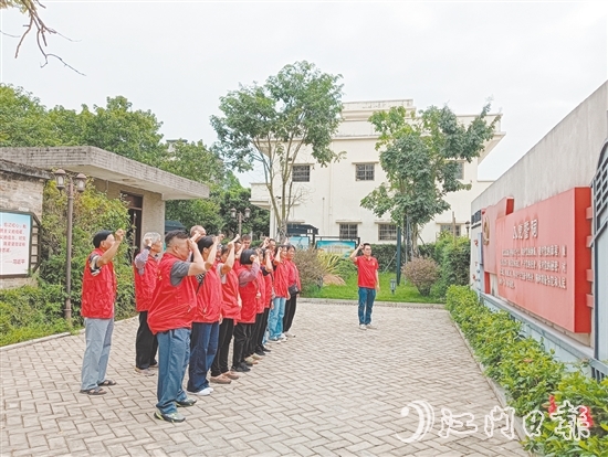 發(fā)展紅色旅游是以敬村振興鄉(xiāng)村產(chǎn)業(yè)的重要抓手，該村充分挖掘利用本地紅色資源，打造沉浸式研學體驗。