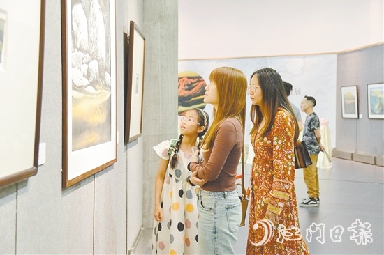 展覽吸引了不少市民前來參觀。