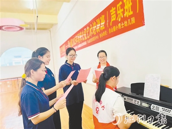 學(xué)員們?cè)诶蠋煹闹笇?dǎo)下練習(xí)發(fā)聲技巧。