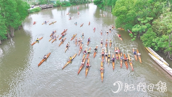 單人龍虱賽開賽，選手們競逐“水上馬拉松”。