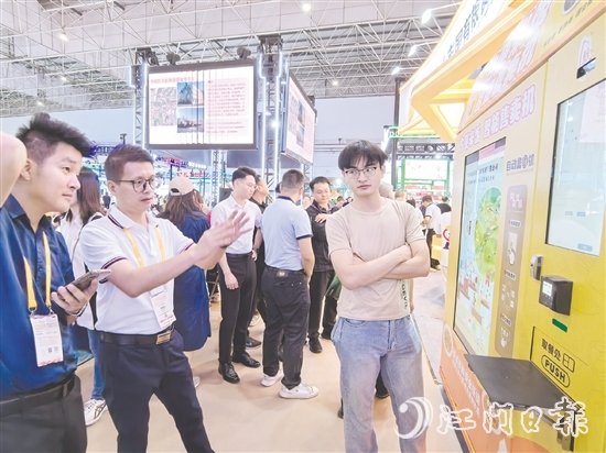 方便米飯、方面湯水只需要在智能售賣機(jī)配套的微波爐上加熱便可品嘗，便捷、美味又營(yíng)養(yǎng)。