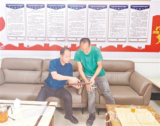 黃凱堅(jiān)（左）用行動(dòng)詮釋基層政法工作者的堅(jiān)守與擔(dān)當(dāng)。