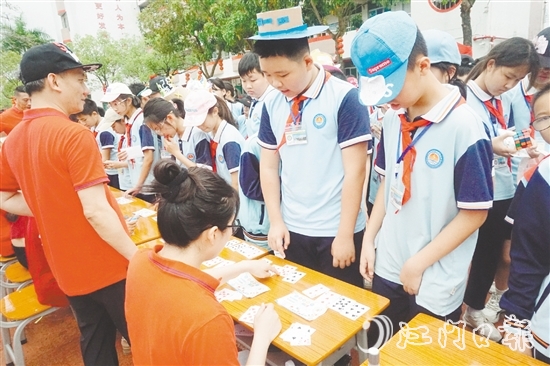 學(xué)生挑戰(zhàn)“神機(jī)妙算”游戲項(xiàng)目。