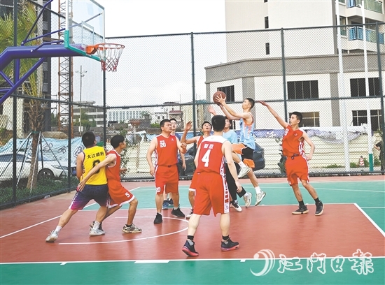 比賽現(xiàn)場(chǎng)，雙方隊(duì)員展現(xiàn)了高超的籃球技藝。