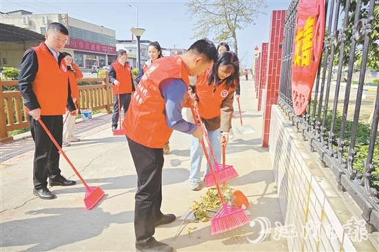 江門置業(yè)發(fā)展的黨員多次開展清潔志愿服務(wù)活動，助力鄉(xiāng)村人居環(huán)境改善。