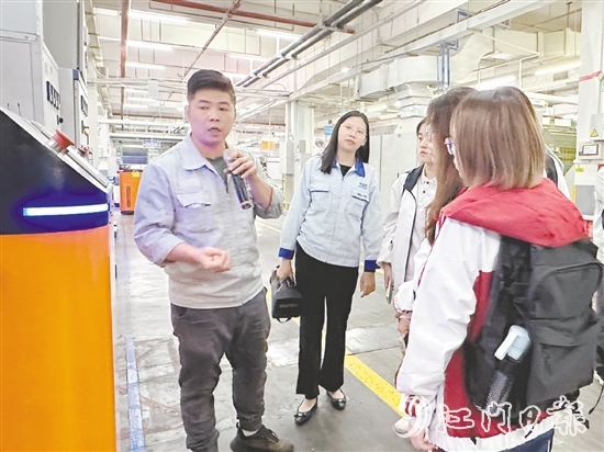 在雅圖仕倉儲物流環(huán)節(jié)，AGV智能叉車發(fā)揮重要作用。