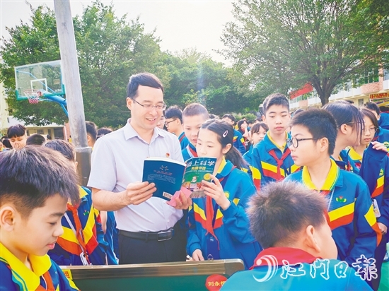 沙坪二小的學(xué)生在“跳蚤書市”上換到自己喜愛的書籍。