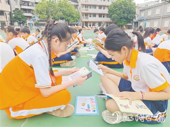 沙坪一小學(xué)生根據(jù)“好書推薦卡”的引導(dǎo)，認(rèn)真品讀圖書。