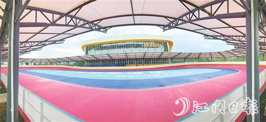 體育公園板塊內(nèi)設(shè)高標(biāo)準(zhǔn)200米輪滑場、1200平方米碗池滑板場、1500平方米街式滑板場，均達(dá)到國家級輪滑和滑板項(xiàng)目比賽場地標(biāo)準(zhǔn)。