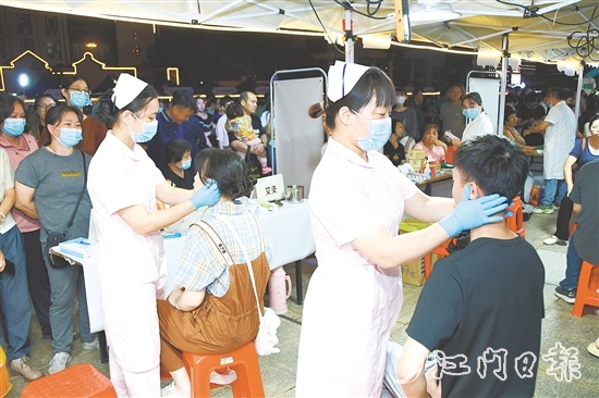 中醫(yī)“大咖”化身攤主，為市民提供“一對(duì)一”問(wèn)診、健康指導(dǎo)等服務(wù)。