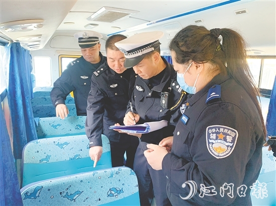 交警聯(lián)合教育部門對(duì)恩平市校車開展全面排查。