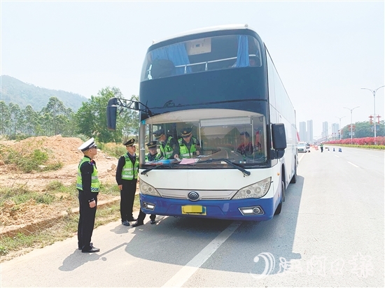 交警部門在重點(diǎn)區(qū)域設(shè)置流動(dòng)檢查點(diǎn)，嚴(yán)查客運(yùn)車輛違規(guī)攬客、不按核定線路行駛等亂象。